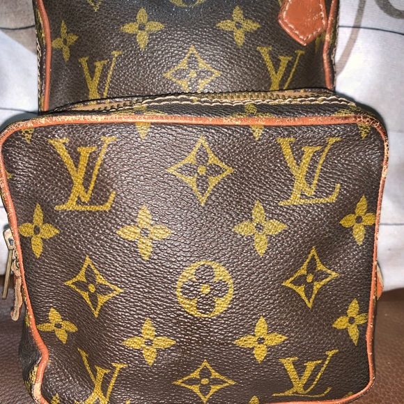 Louis Vuitton Amazon Crossbody - Picture 3 of 17